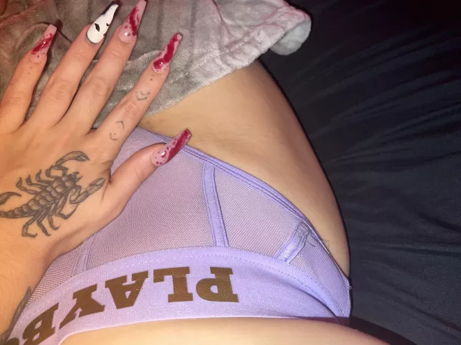 Imagine these pretty nails wrapped around your cock๐