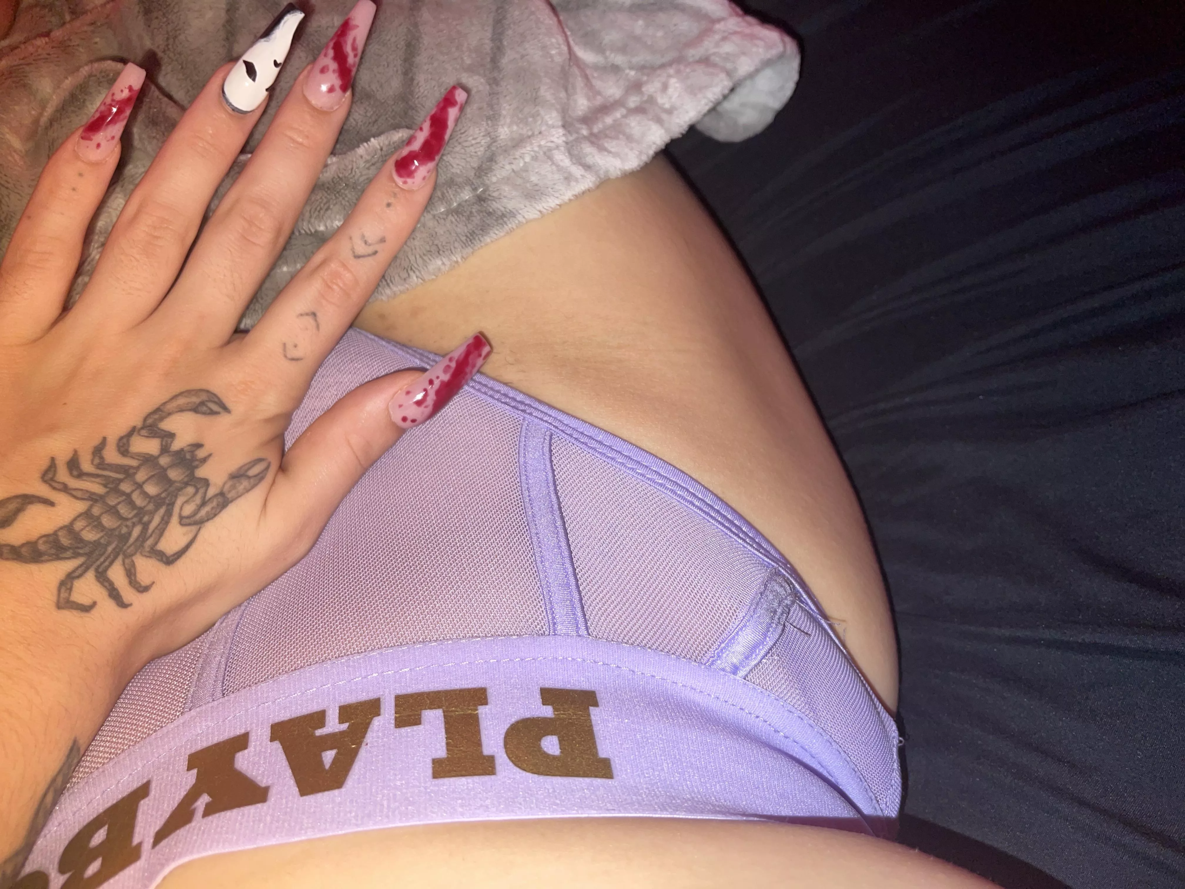 Imagine these pretty nails wrapped around your cock?