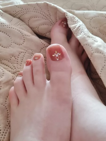 imagine waking up next to my feet ๐