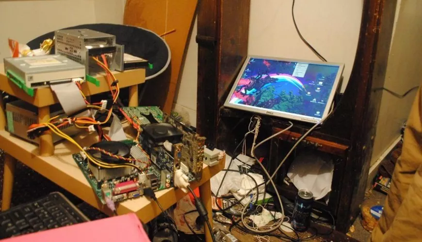 Imagine walking on your friend, trying to get his custom PC build 😫