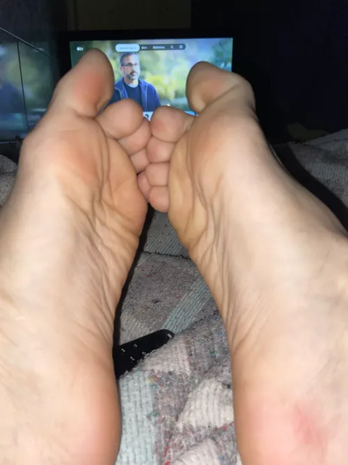 in bed waiting for fun, come play with my feet π dms/pms are welcome