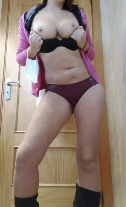 In the locker room at work, let's see if a colleague comes in and catches me like this... In the locker room at work, let's see if a colleague comes in and catches me like this...