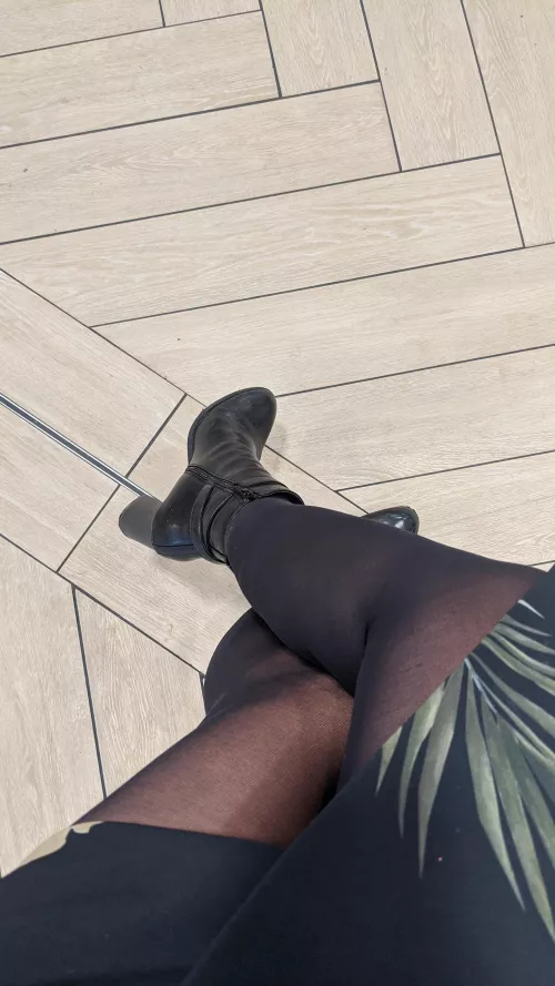 is autumn your favourite season ? pantyhose and boots π