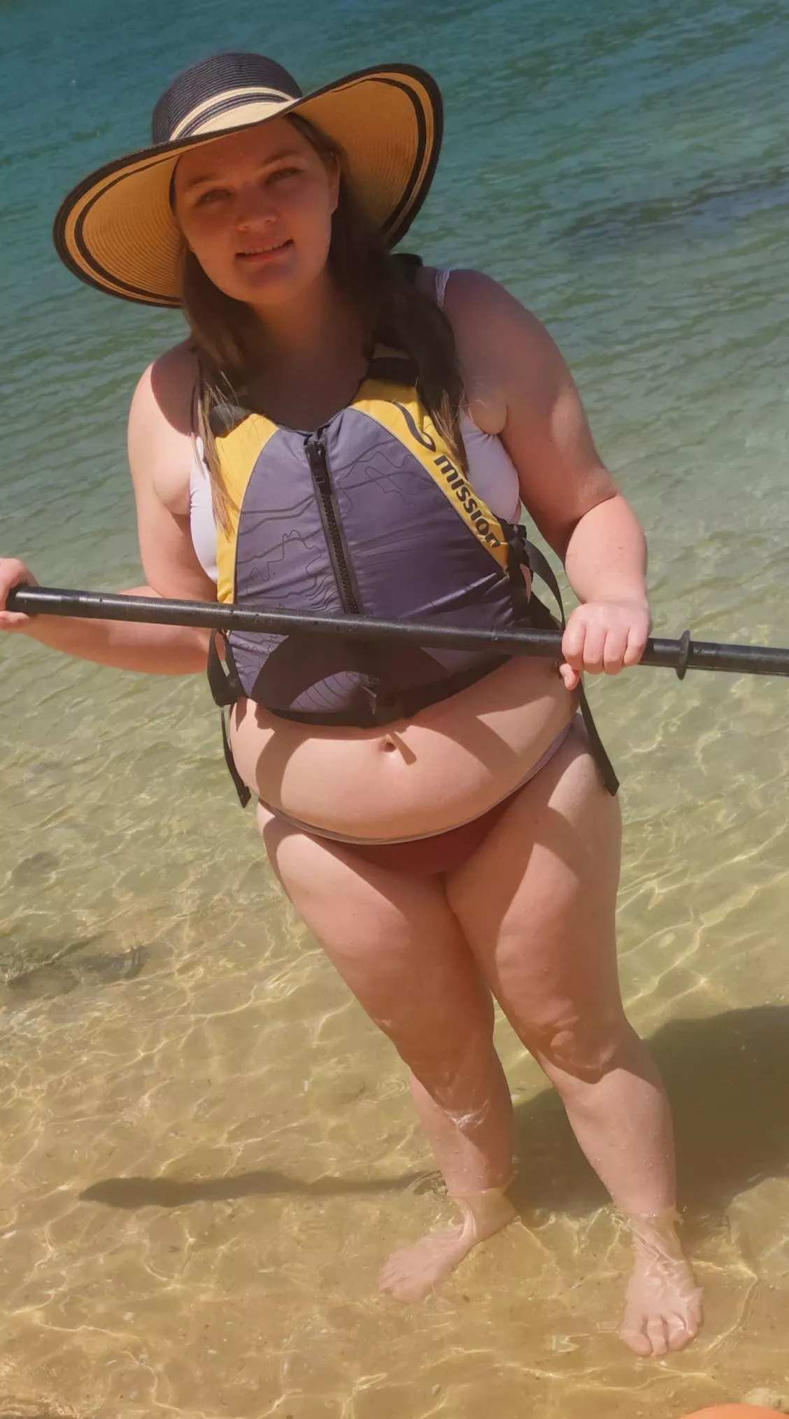 Is it just me or does this life Jacket make me look really 🤰🤭