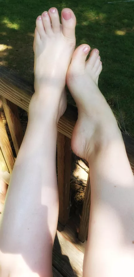 Is it okay if I rest my sweet feet in front of you?? Dm or comment me babe 🤍