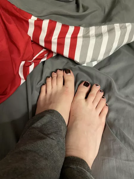 is it time to put new polish on my feet? 🖤