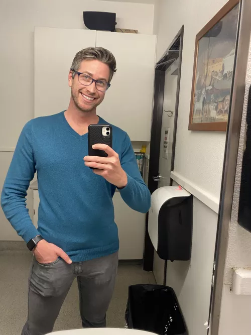 Is it true what they say: four eyes get guys?!?! π€π€£π Is it true what they say: four eyes get guys?!?! π€π€£π