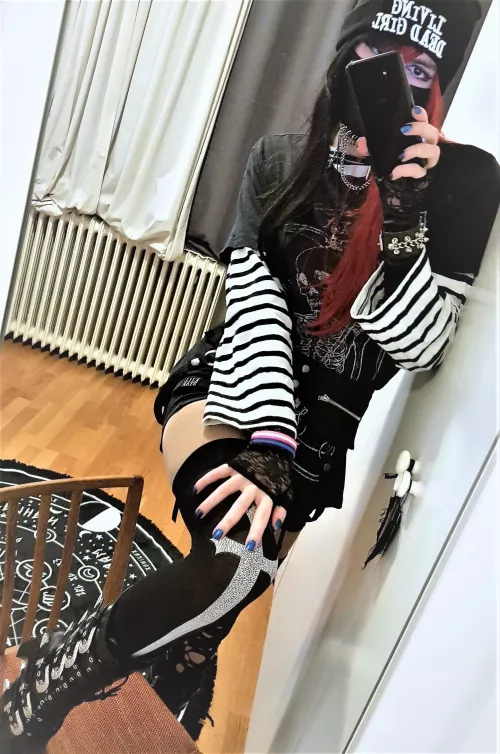 Is just a simple mirror selfie but the pose looks nice I think Is just a simple mirror selfie but the pose looks nice I think