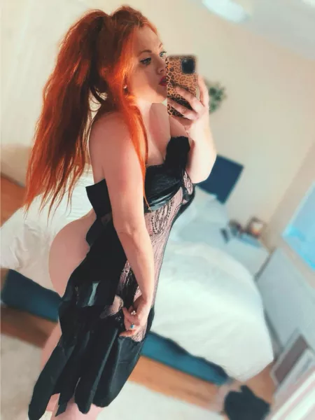 Itβs a cold rainy weekend out there, come and get warm with me π These curves will take care of you β¦
