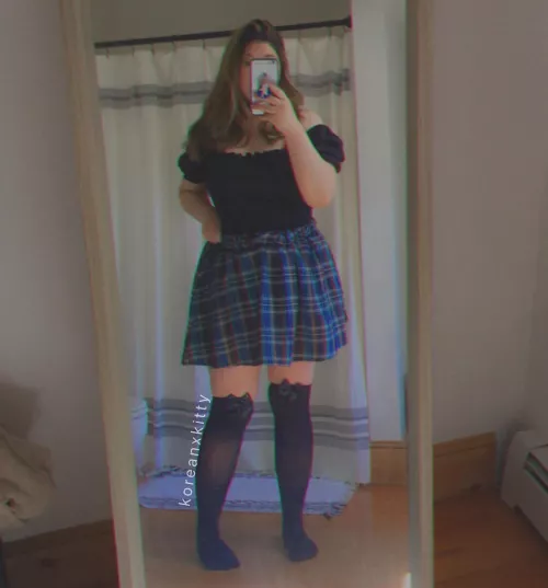 Itβs finally cold enough to wear thigh highs again βοΈ