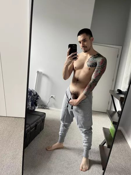 Itβs finally sweat pants weather π