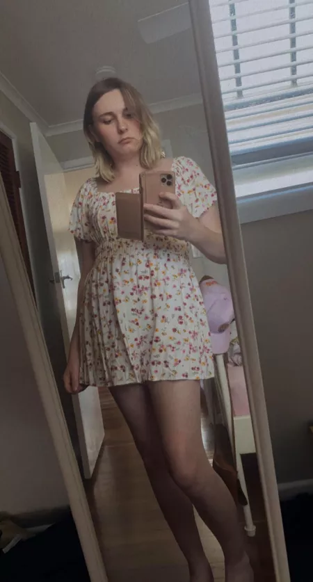 It’s finally warm enough to wear cute floral stuff uwu