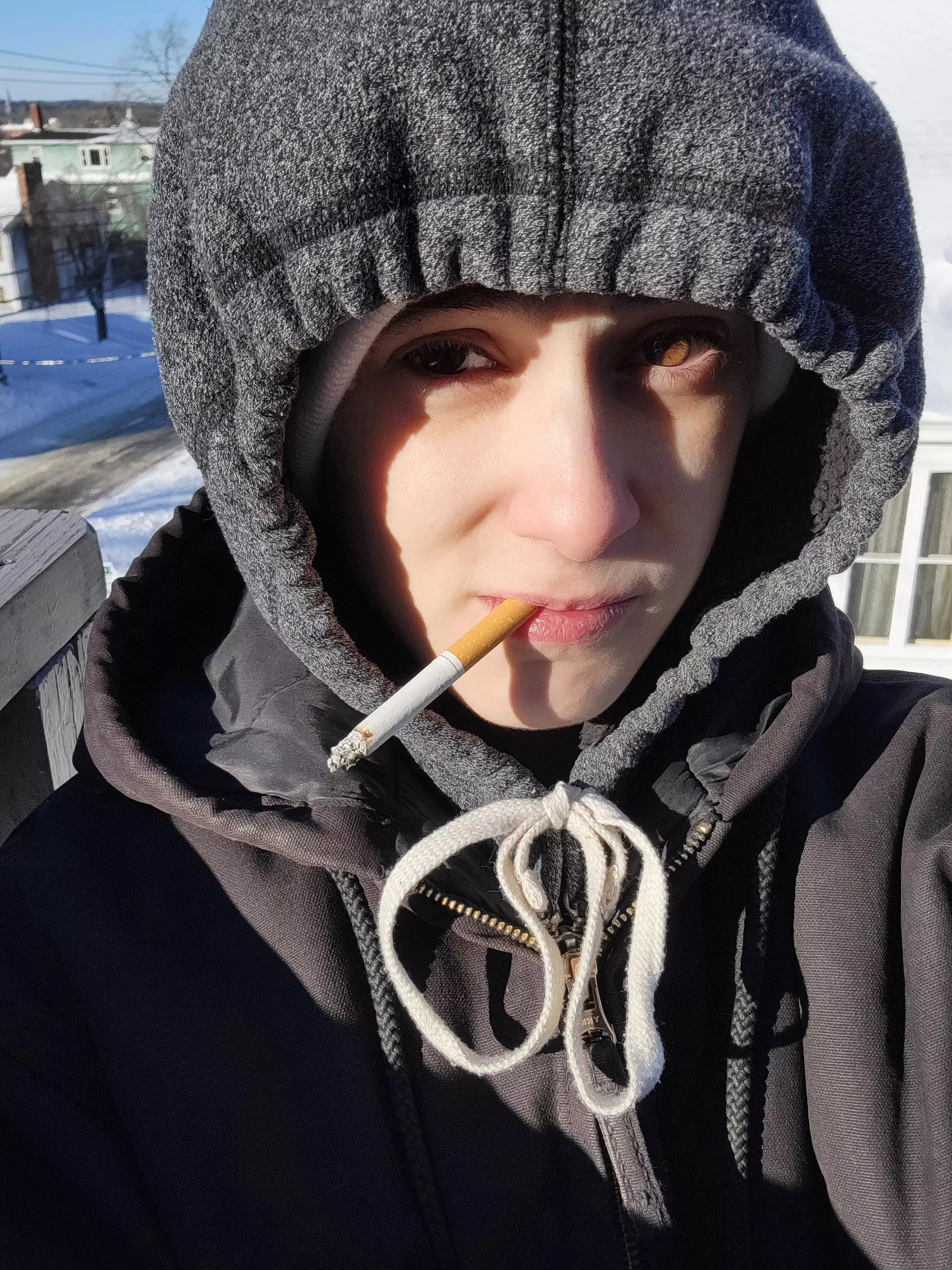 It's fucking cold yall. 4° F here! The things I do for a smoke 🚬😅🥶🥶🥶🥶🥶