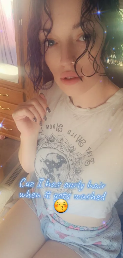 its gonna be sooooo floofy later dada😂 but i took my shower i swear 😚😇