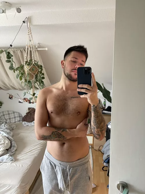 Itβs grey sweatpans season π