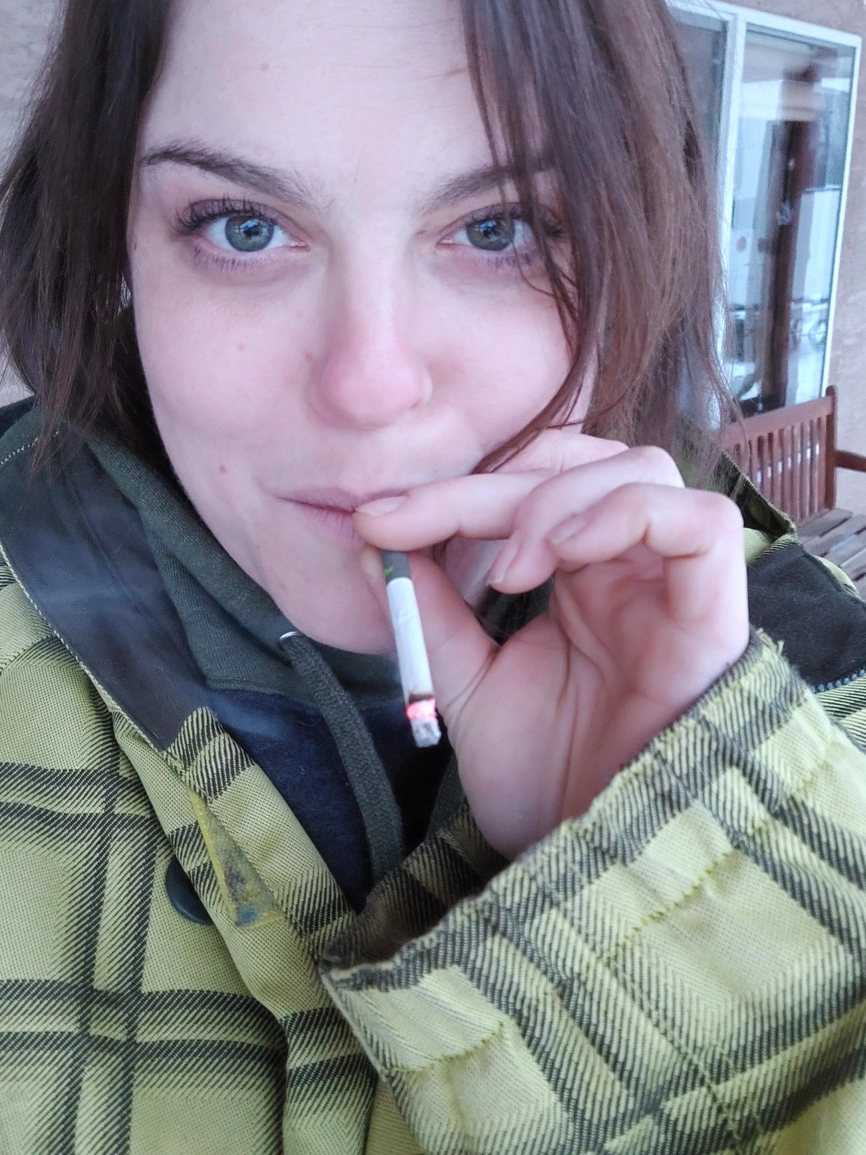 It's hard to look hot smoking outside in -30°C 🥶 I swear there's something sexy somewhere under all these layers 😜