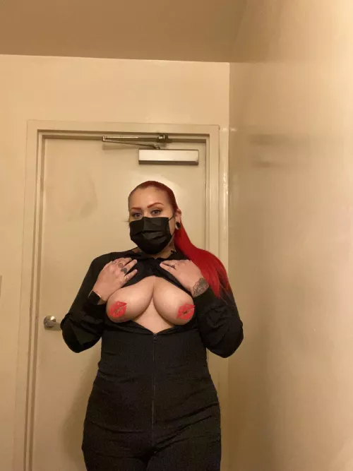 It’s Hump Day!!!! One of the few days I actually go into the office. I love to be daring. 😉😘💋💋💋