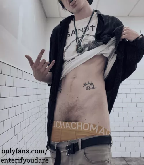 It's my birthday month!🥳😜(20, ftm🏳️⚧️)