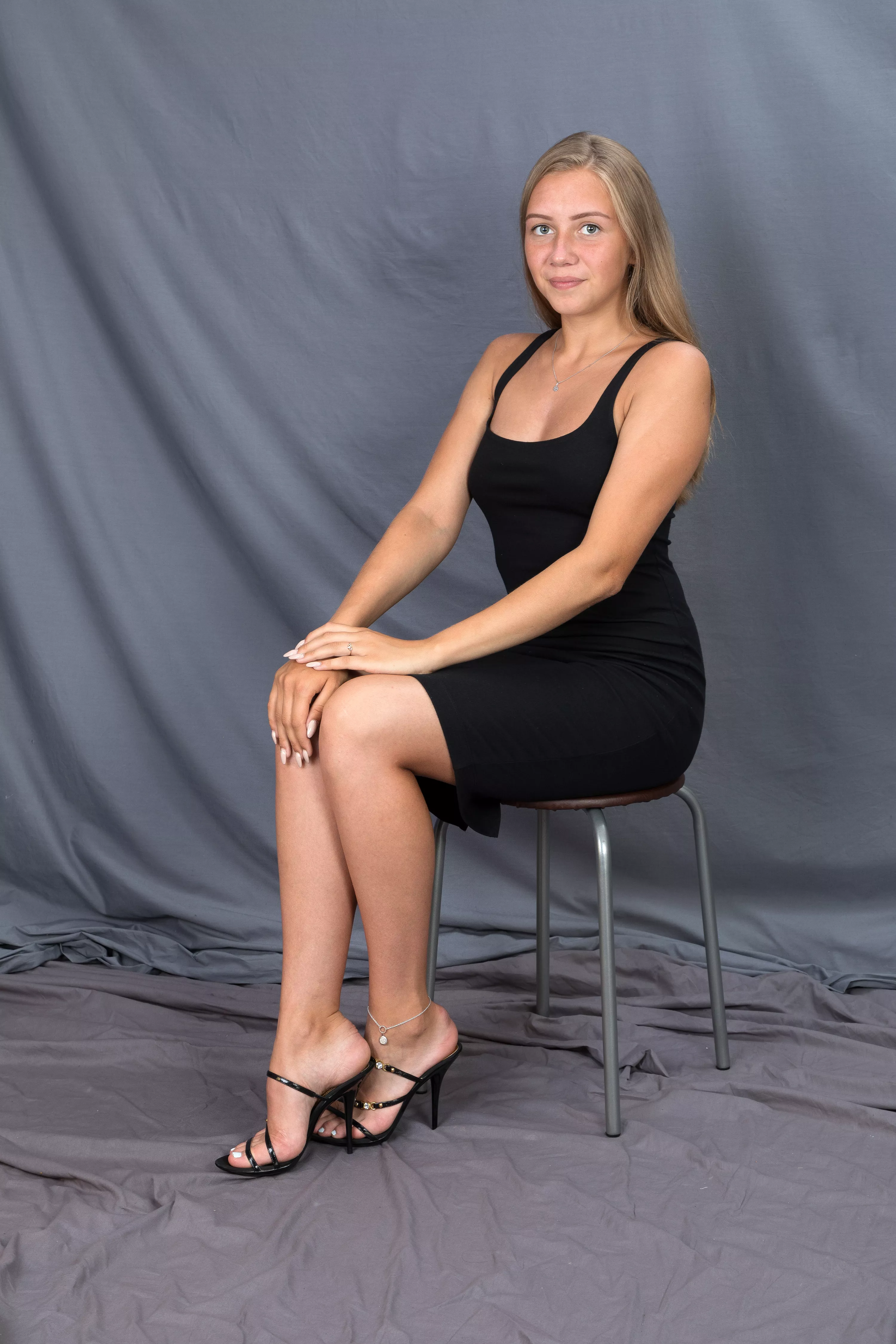 It's not easy for a graduate to pose naturally It's not easy for a graduate to pose naturally