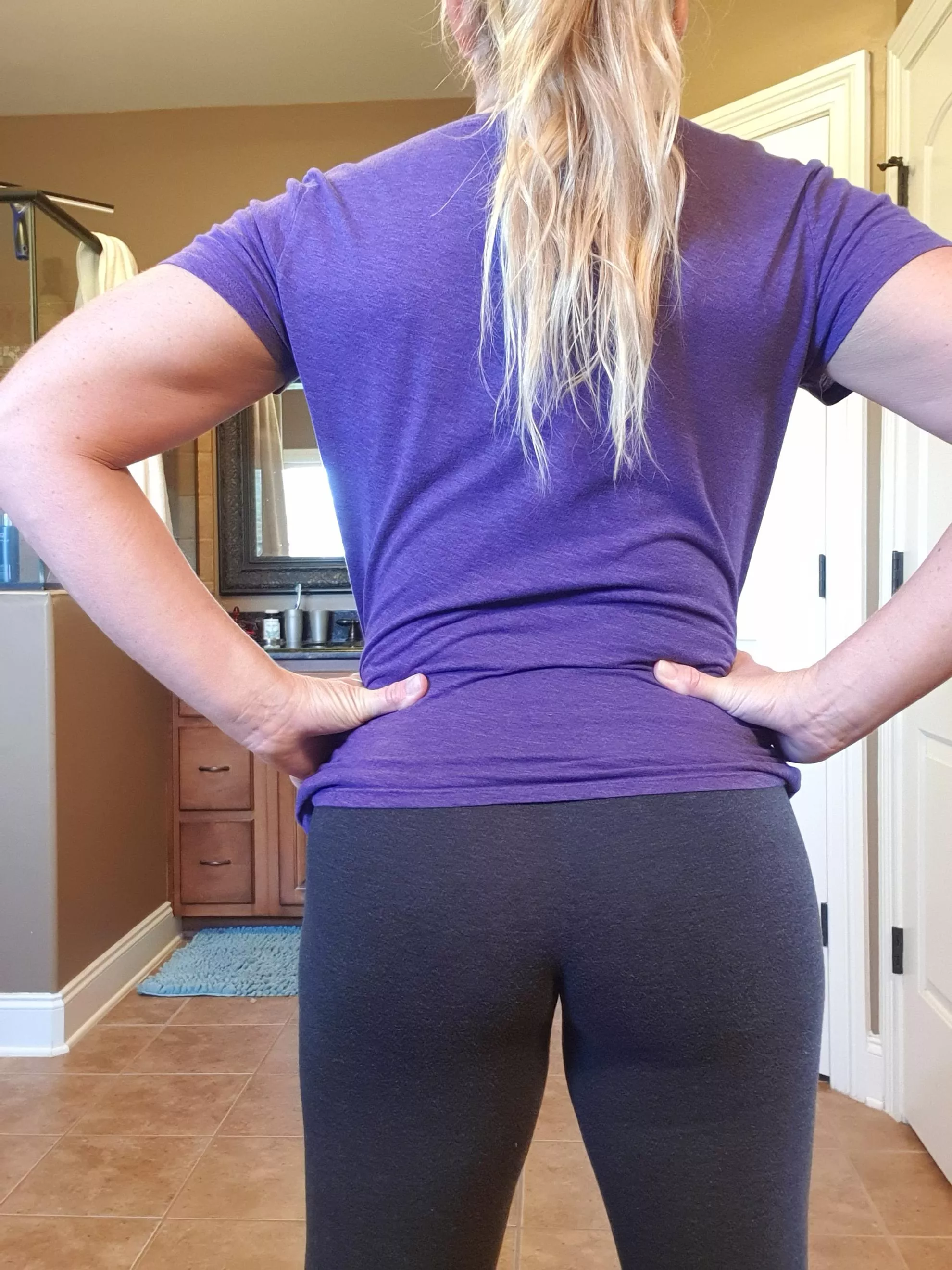 Its saturday night, what else would a hot mom be doing besides watching football? Geaux Tigers! Its saturday night, what else would a hot mom be doing besides watching football? Geaux Tigers!