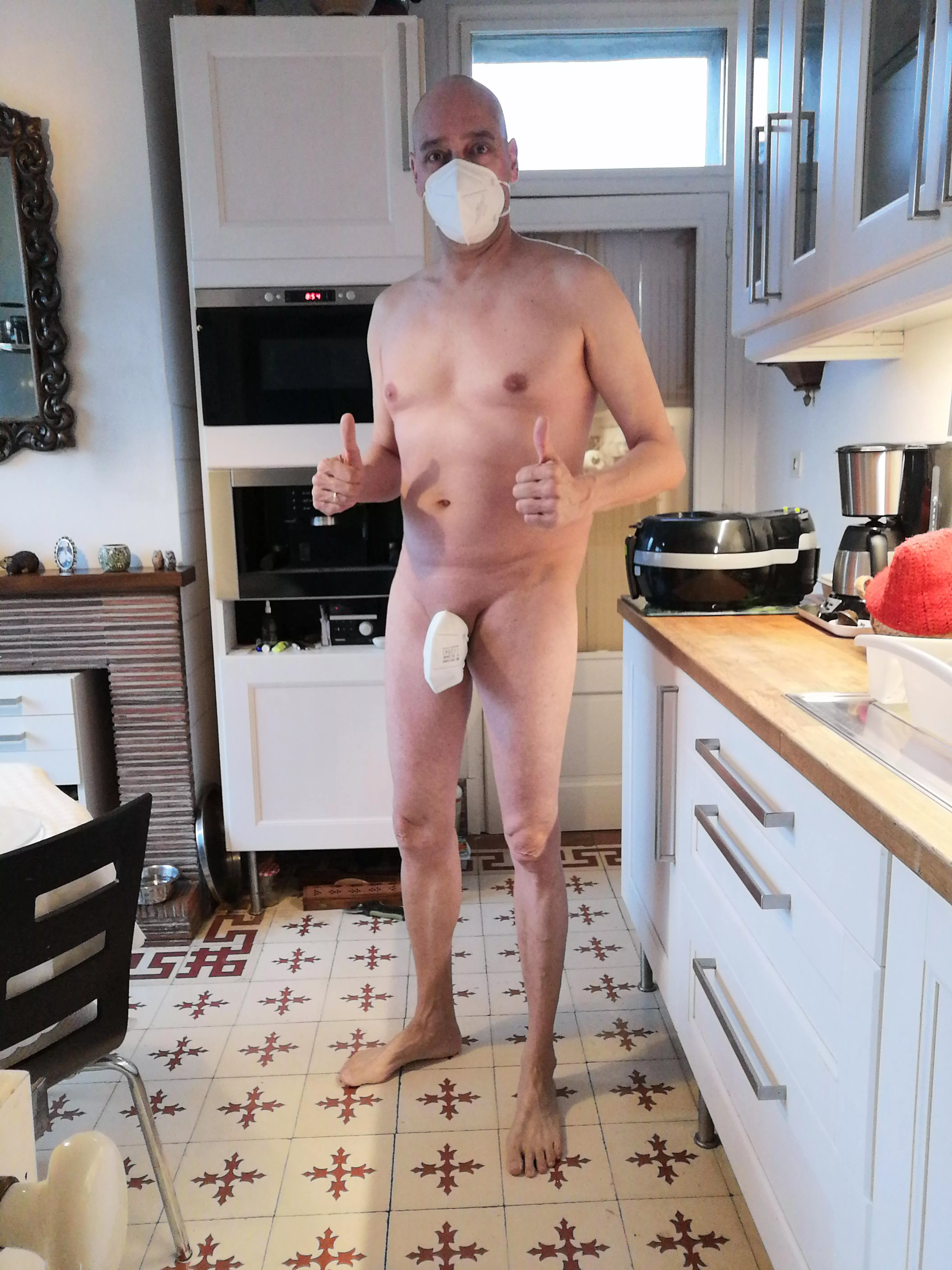 It's Sexy Shy Saturday ☺️, although three times vaccinated, no reason not to wear a mask! 😷 😂😷