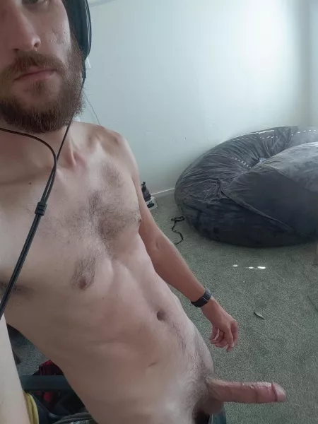 It's Sunday and the feeling of needing to shave is real.