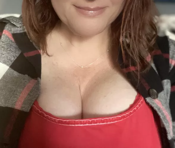 Itβs that time of year. Flannel + cleavage.