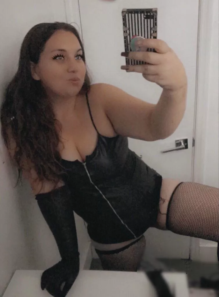 It’s time to bully some simps in my favorite leather outfit. Who wants to play ☠️