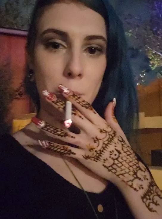 I've been dying for a cigarette all day! 😭 At Universal with the family and it's hard to sneak a smoke 🚬