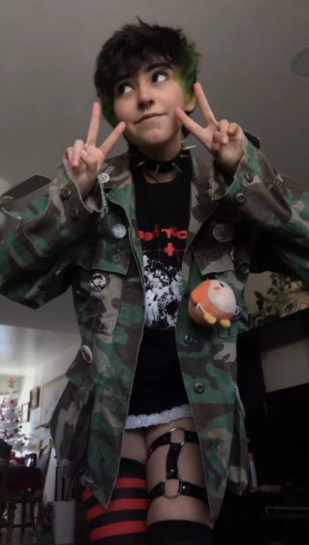 i’ve been feeling really insecure lately but i felt cute today! c,: especially in this outfit v: