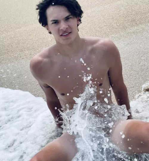 Ive been told this picture doesnโt show my lines off well enough, but uhhhh the water tho ๐