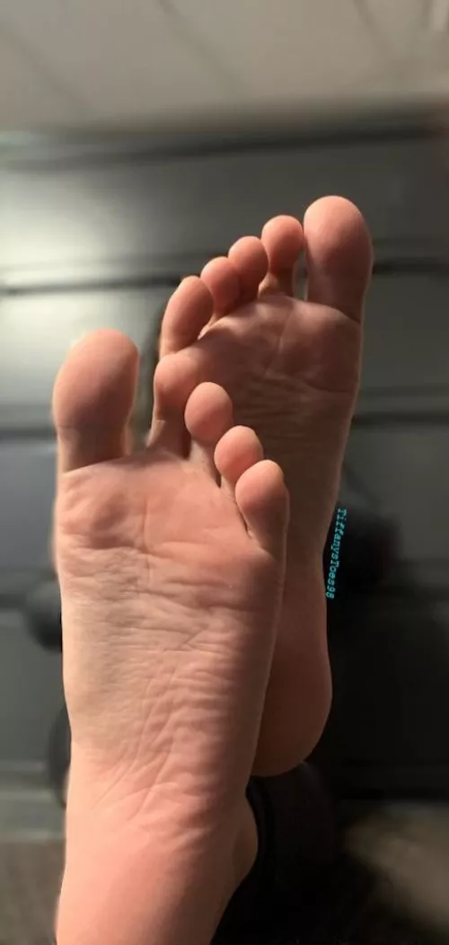 I've gotten many messages about my little Japanese feet. What would you like to see them do? Comments and DMs encouraged 😇