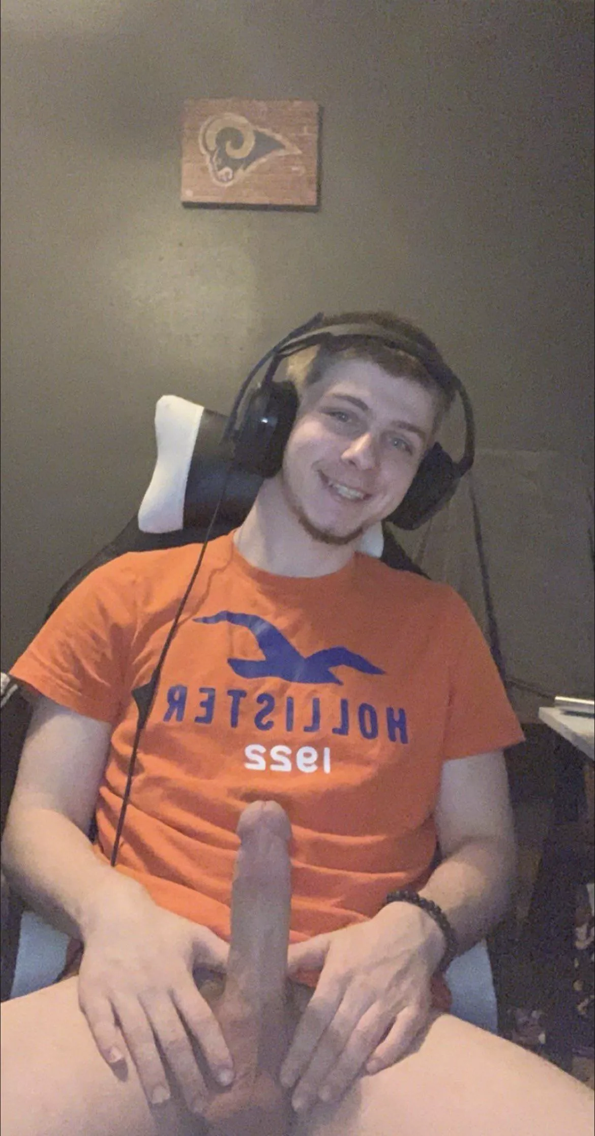 I’ve never gotten head from a guy before. Wanna be my first?