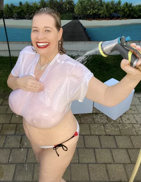 Iโve soaked my boobs with the hose to say goodbye to summer. Want to see me wet? ๐