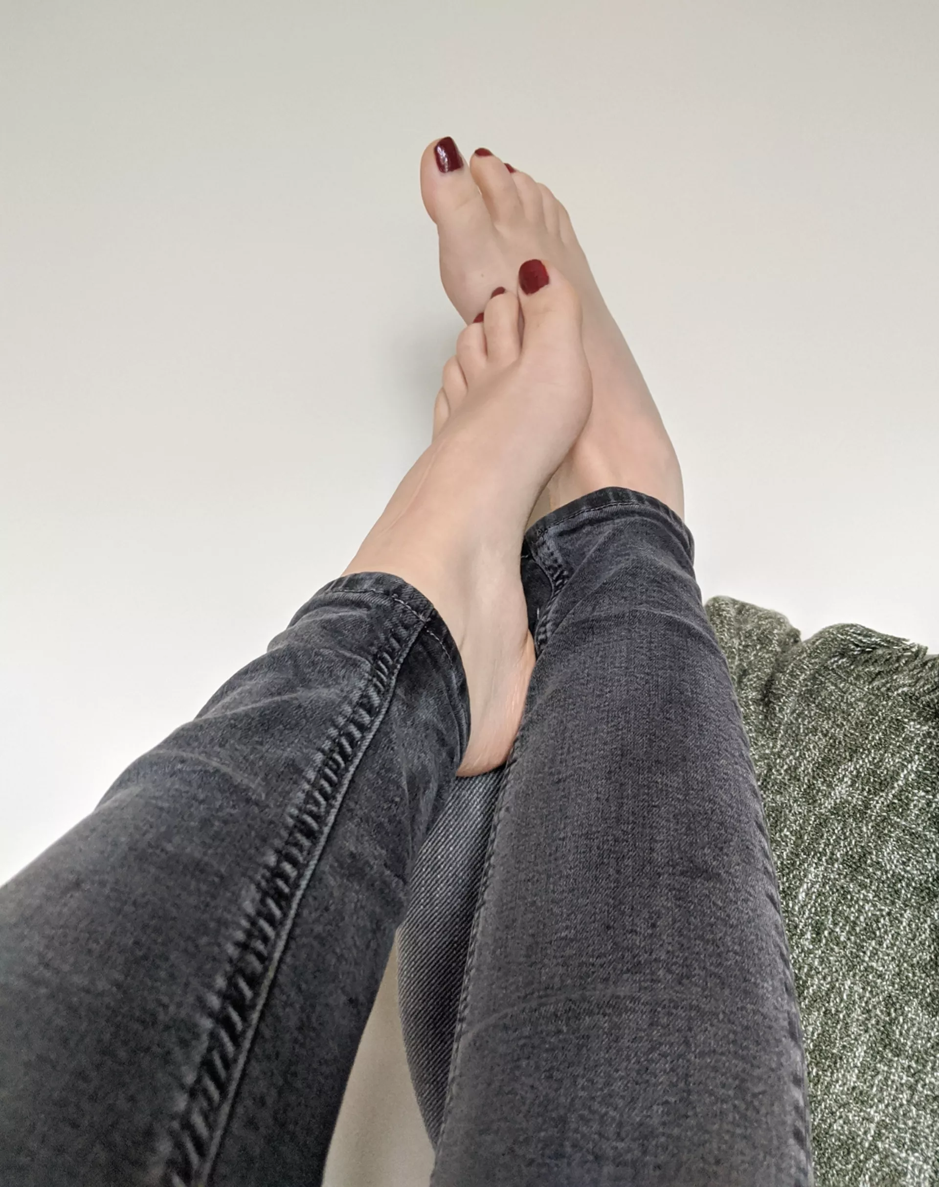 Jeans, bare feet and red nails, the perfect combo π Jeans, bare feet and red nails, the perfect combo π