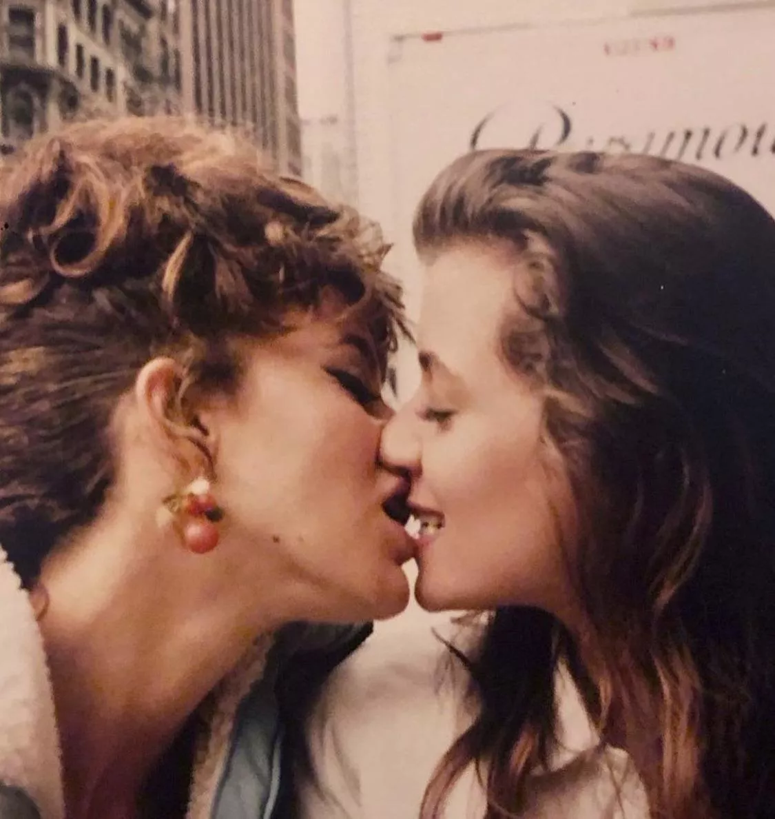 Jennifer Grey And Mia Sara Sneaking In A Kiss Bts Of Ferris Bueller