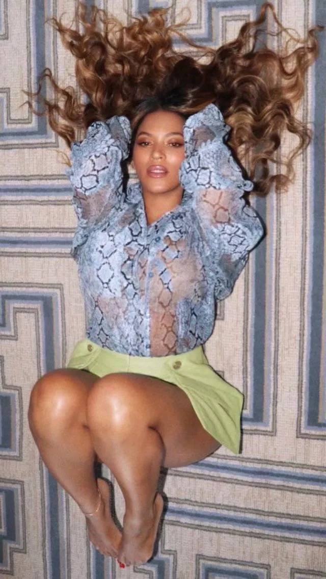 Jerking to Beyoncé and her feet Jerking to Beyoncé and her feet