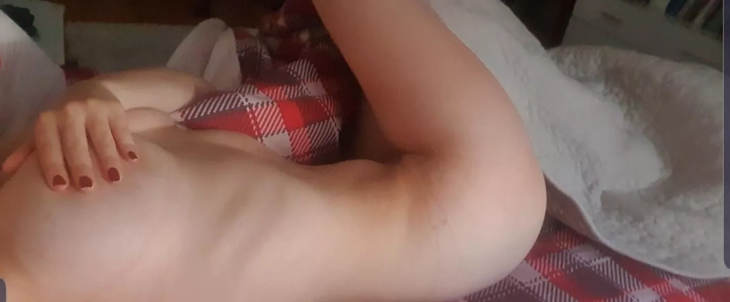 Join me on my bed 😉 FREE subscription, link in the comments