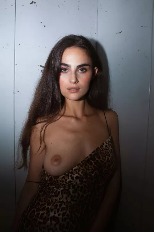 Júlia Moreno Montes by Lázaro Scabbia