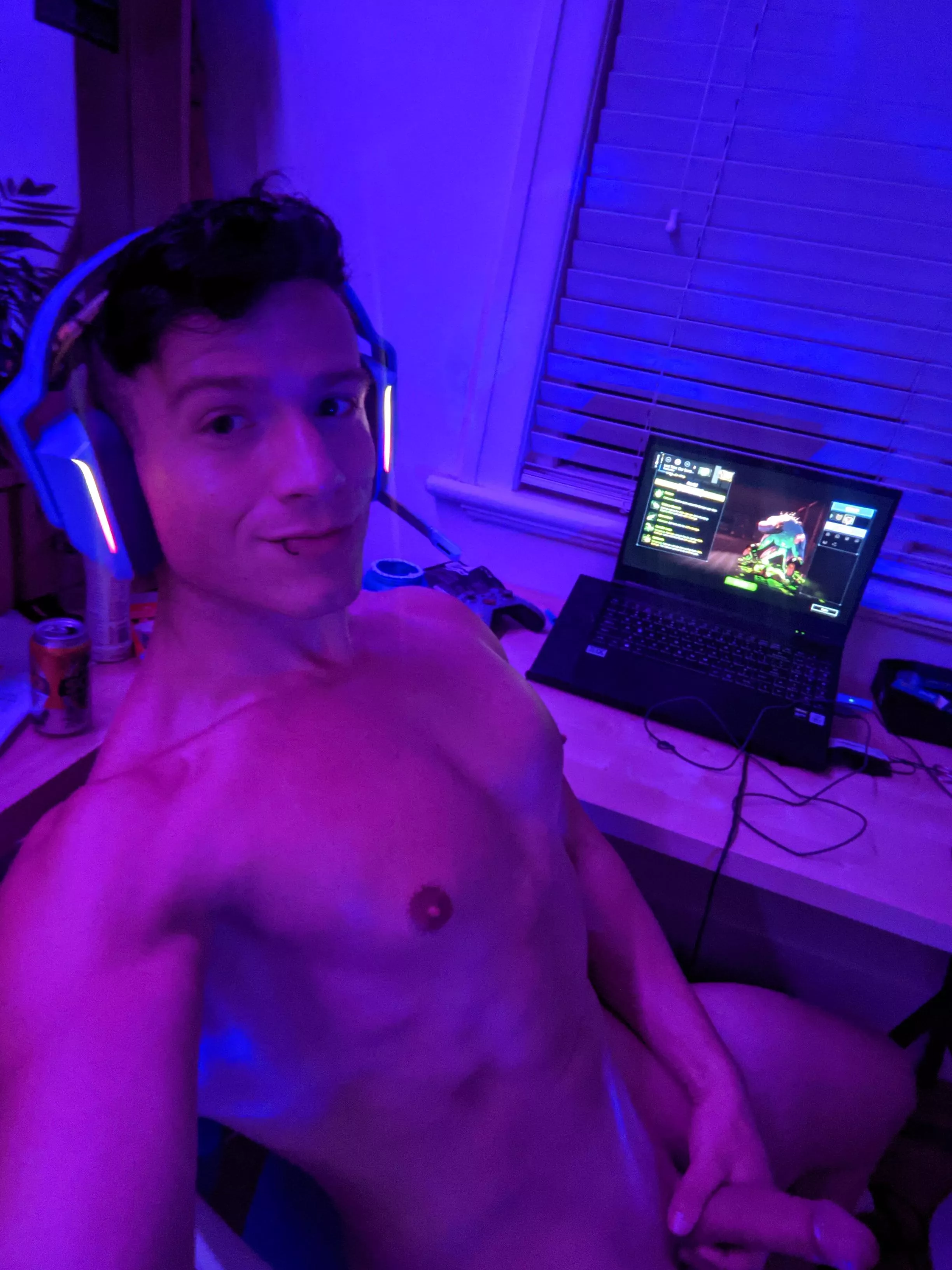 Jump on and let's play, which controller you got? 😏🍆 🎮