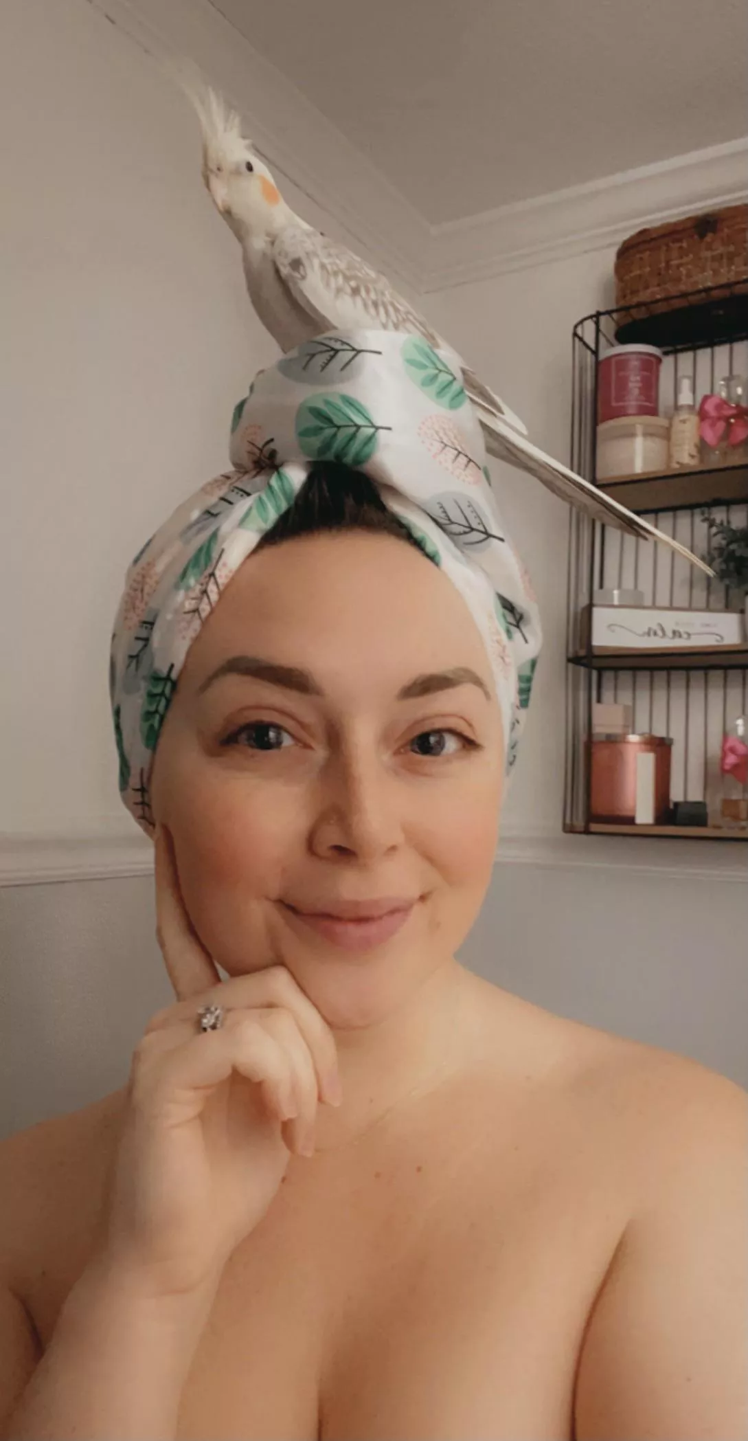 Just a couple o’ chicks fresh from the shower 🐣🛀🏼🧺