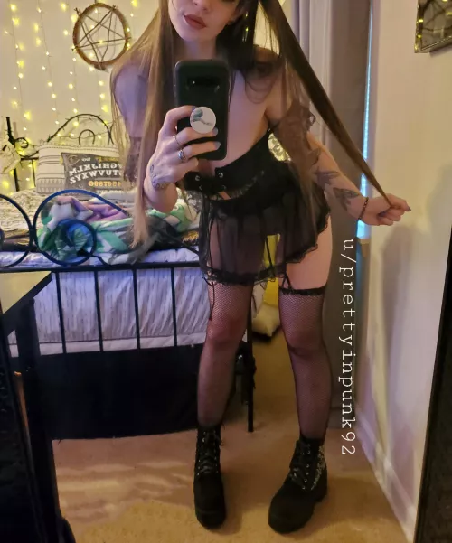Just a domme that loves food and goth butts Just a domme that loves food and goth butts