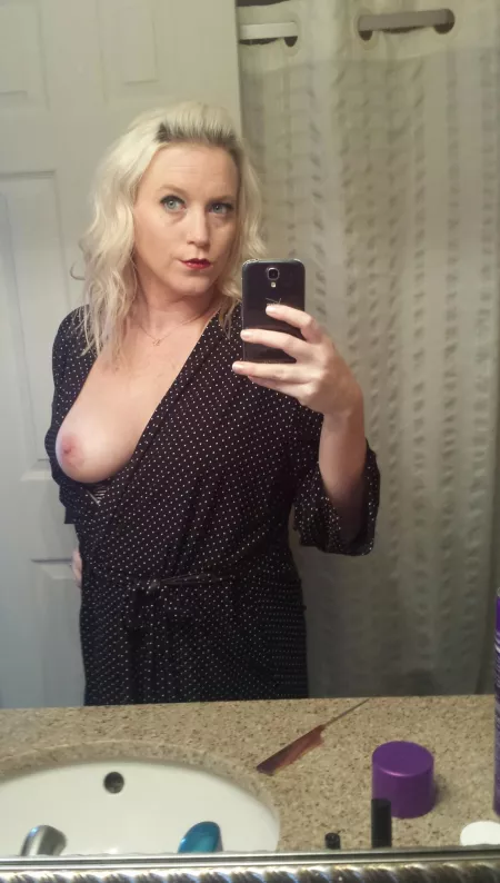 πjust a mom tit hanging out