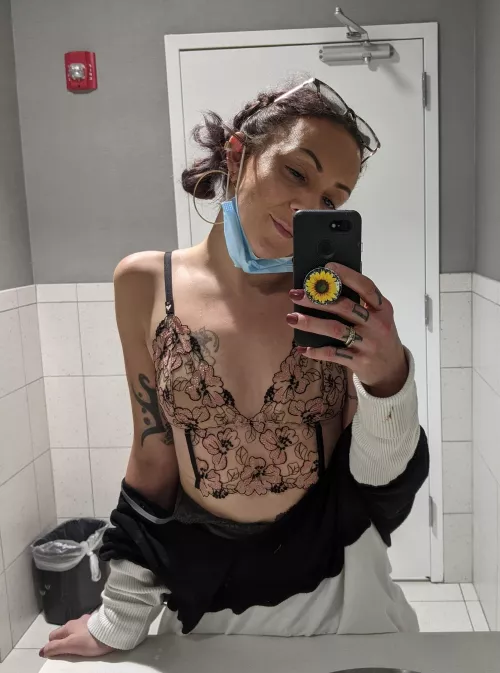 Just a naughty hairdresser here.... I wantd to feel sexy. Too bad my sexy bra is only getting seen on Reddit π