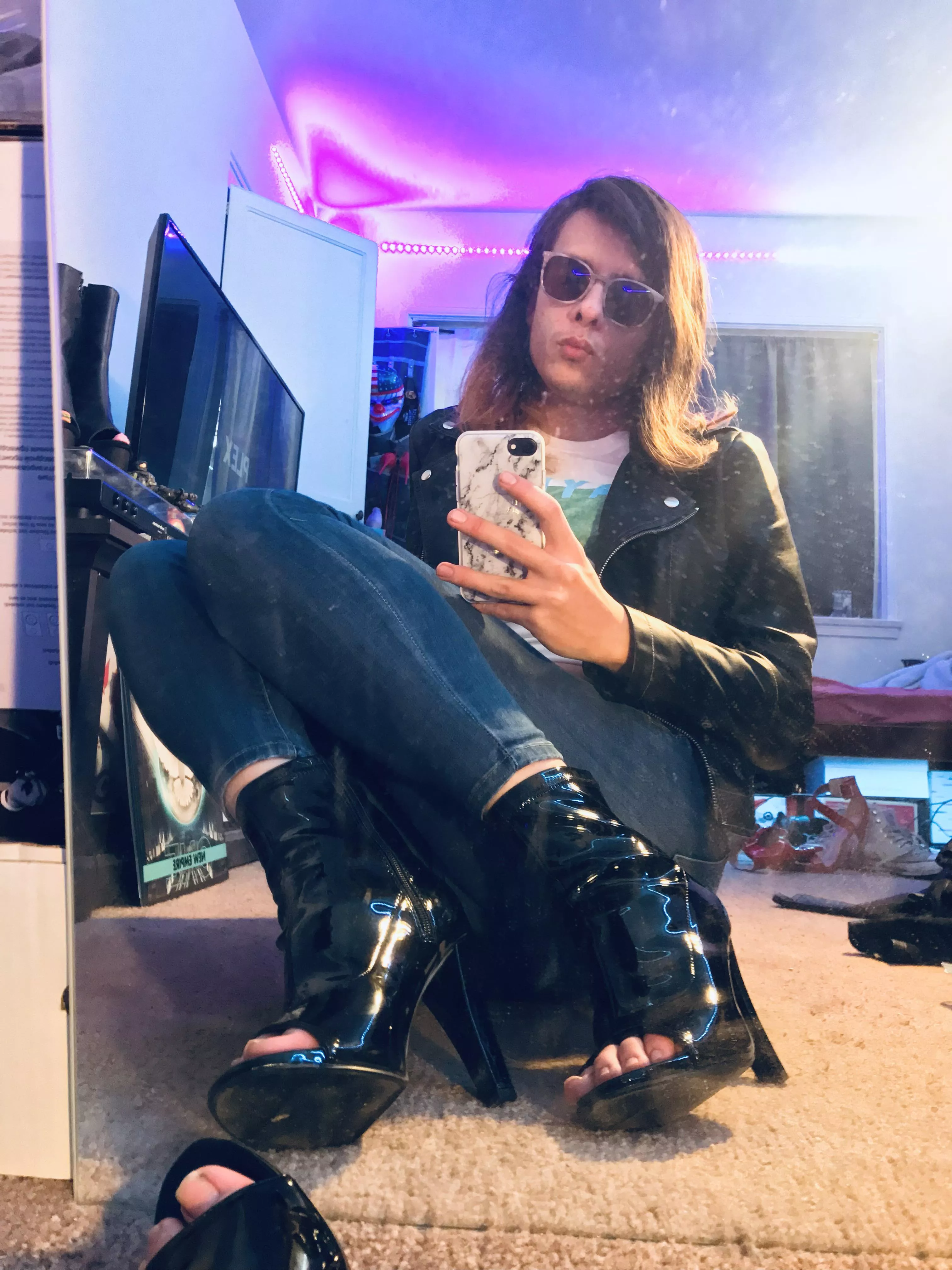 Just a peek in these heels😊