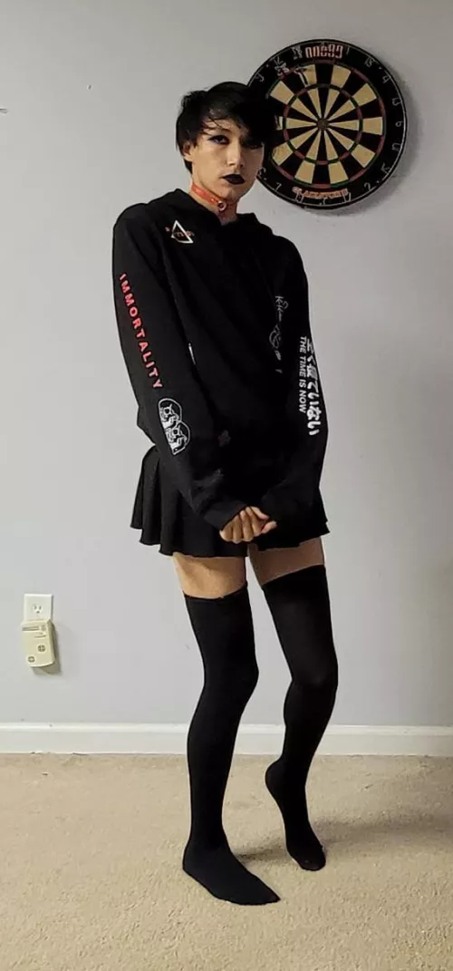 Just a shy goth femboy >.< Just a shy goth femboy >.<