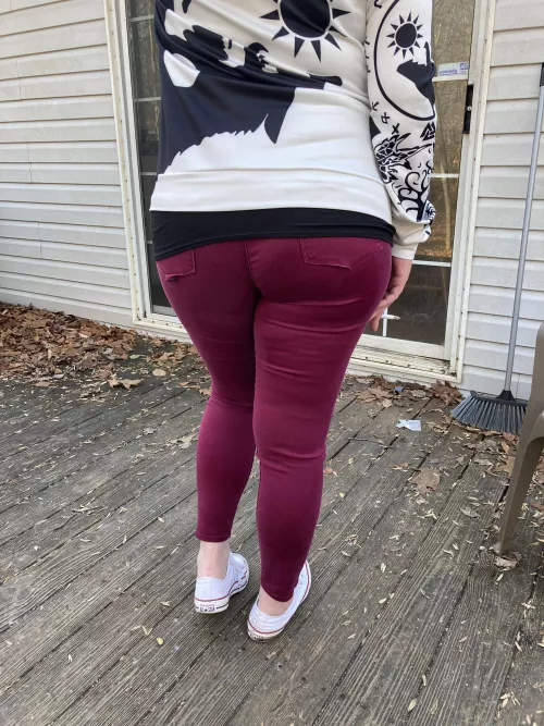 Just a slut with a beautiful ass that enjoys a smoke! Did you even notice the cigarette at first glance