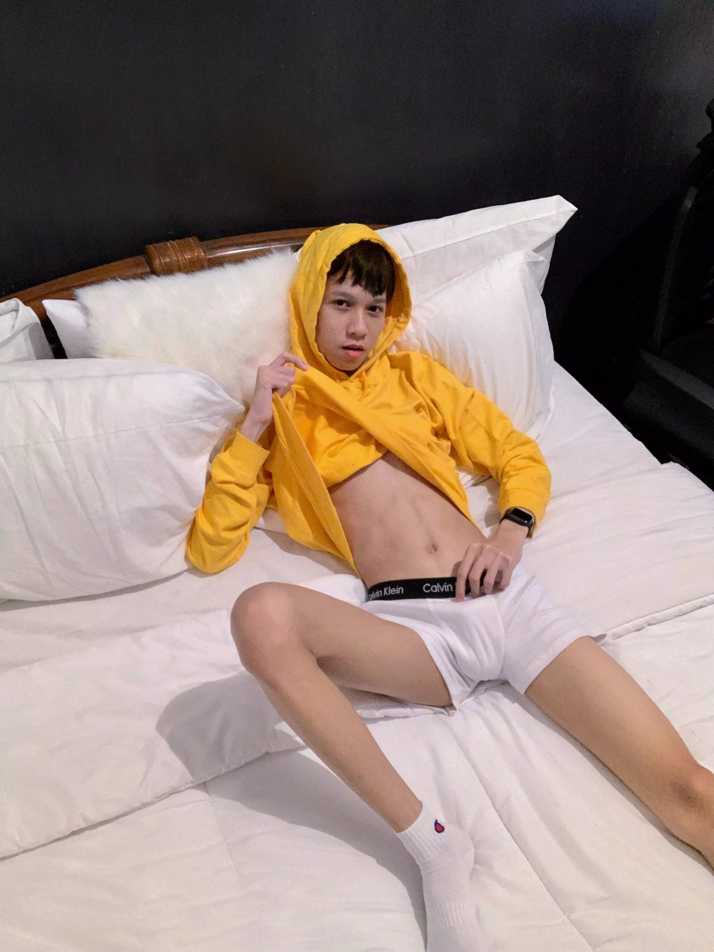 Just a twink in a yellow hoodie 😈