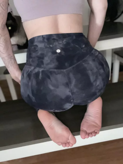 Just airing out my feet after a long gym sesh π₯΅ Just airing out my feet after a long gym sesh π₯΅