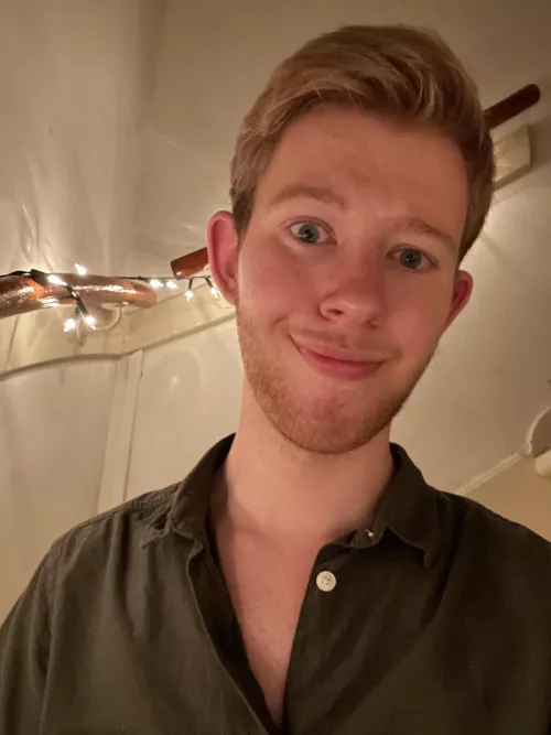 Just casually sitting on the stairs π‘